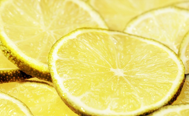 Citrontræets betydning i aromaterapi: Hvordan du kan bruge citronduft til at forbedre dit humør