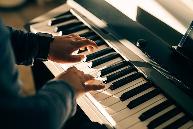 Fra Chopin til Coldplay: Hvordan George Hennesey's klaverbænk gør musikken magisk