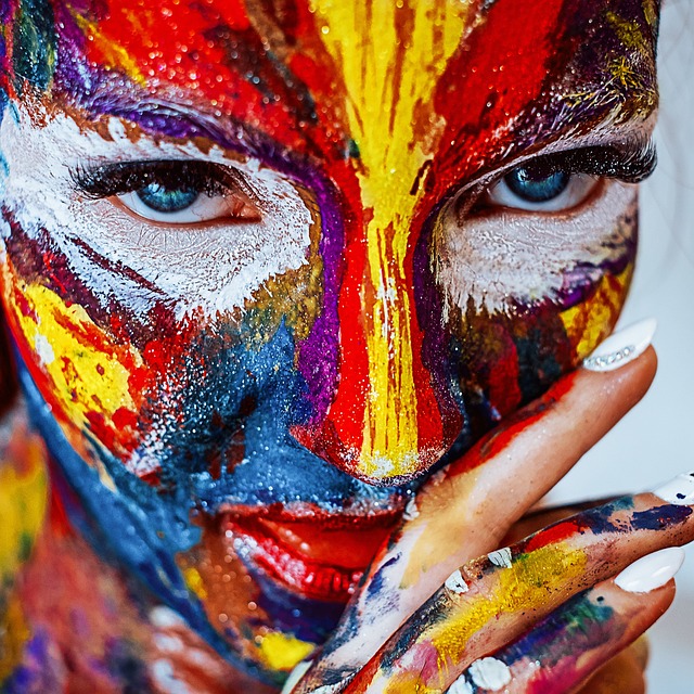 Fra farverige fantasier til realistiske portrætter: Ansigtsmalingens alsidighed